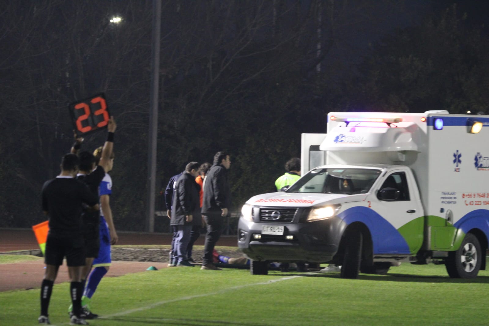 Momentos de tensión se vivieron en el Estadio Municipal de Los Ángeles tras el fuerte choque protagonizado por Roberto Álvarez y Carlos Cabrera. Afortunadamente, ambos jugadores evolucionaron favorablemente y fueron dados de alta durante la misma jornada / La Tribuna