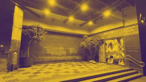 Asaltantes de tienda en Mall de Los Ángeles ocultaron prendas robadas en carpa de persona en situación de calle