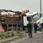 AHORA: Un fallecido y dos lesionados deja colisión de camión madedero contra automóvil en Quilleco, Cedida