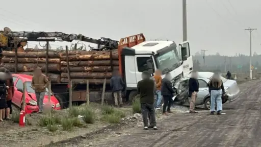 AHORA: Un fallecido y dos lesionados deja colisión de camión madedero contra automóvil en Quilleco