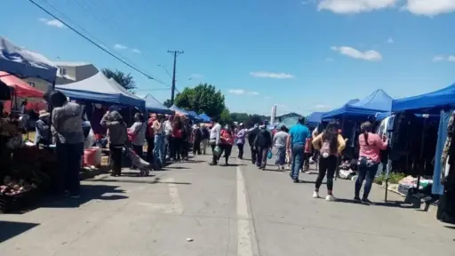 Feriantes de Santiago Bueras expresan inquietud por cambios que afectarían su actividad