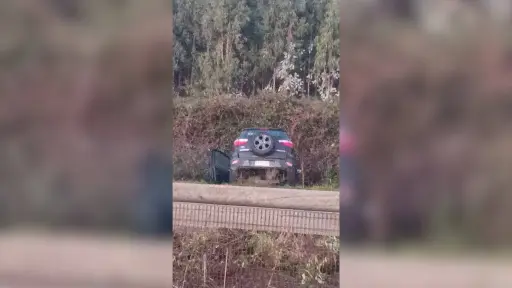 Vehículo permanece fuera de la calzada tras accidente en avenida Los Carrera, frente a Villa Parque Lauquén