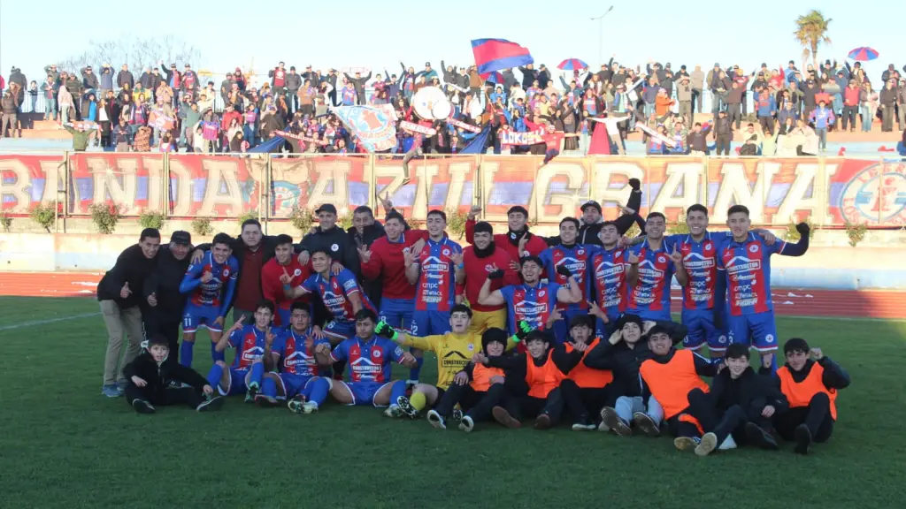 Abrazados y más unidos que nunca está el plantel bajo la tutela de Giovanni Olivares, demostrando que su juego colectivo y la convicción son sus principales armas para alcanzar el objetivo / La Tribuna