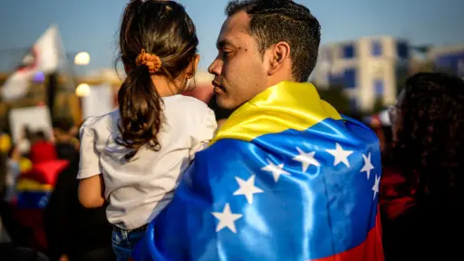 Entre la distancia y la incertidumbre: venezolanos en Biobío viven con dolor la tragedia de su país