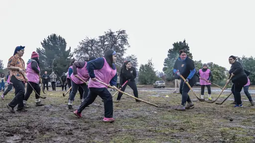 El palín vuelve a unir comunidades: mujeres de Ralco y Mulchén disputan formidable encuentro en Alto Biobío