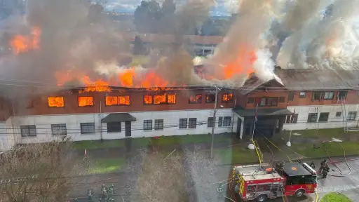 Incendio afectó a Regimiento Arauco en Osorno: Bomberos activó tres alarmas debido a la intensidad