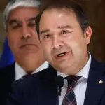 Funcionarios del Servicio Nacional de Migraciones y de la PDI coordinan la aplicación del protocolo excepcional que permite a ciudadanos venezolanos salir de Chile con documentación vencida por razones humanitarias., Redes sociales