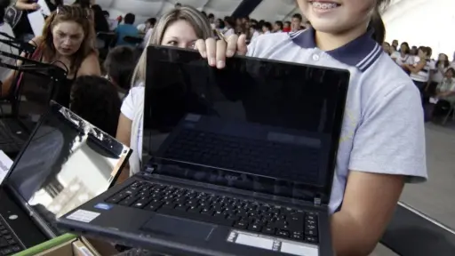 Comenzó la entrega de la Beca TIC: 96.100 notebooks para estudiantes de séptimo básico en todo el país