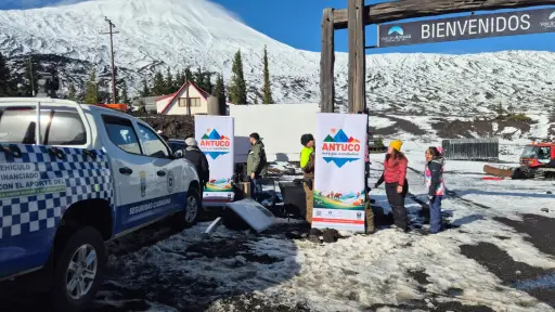 Carabineros refuerza campaña preventiva para turistas que visitan el volcán Antuco