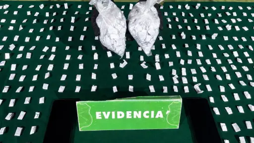 Persecución en Los Ángeles: Vehículo choca contra un poste y conductor es detenido con drogas