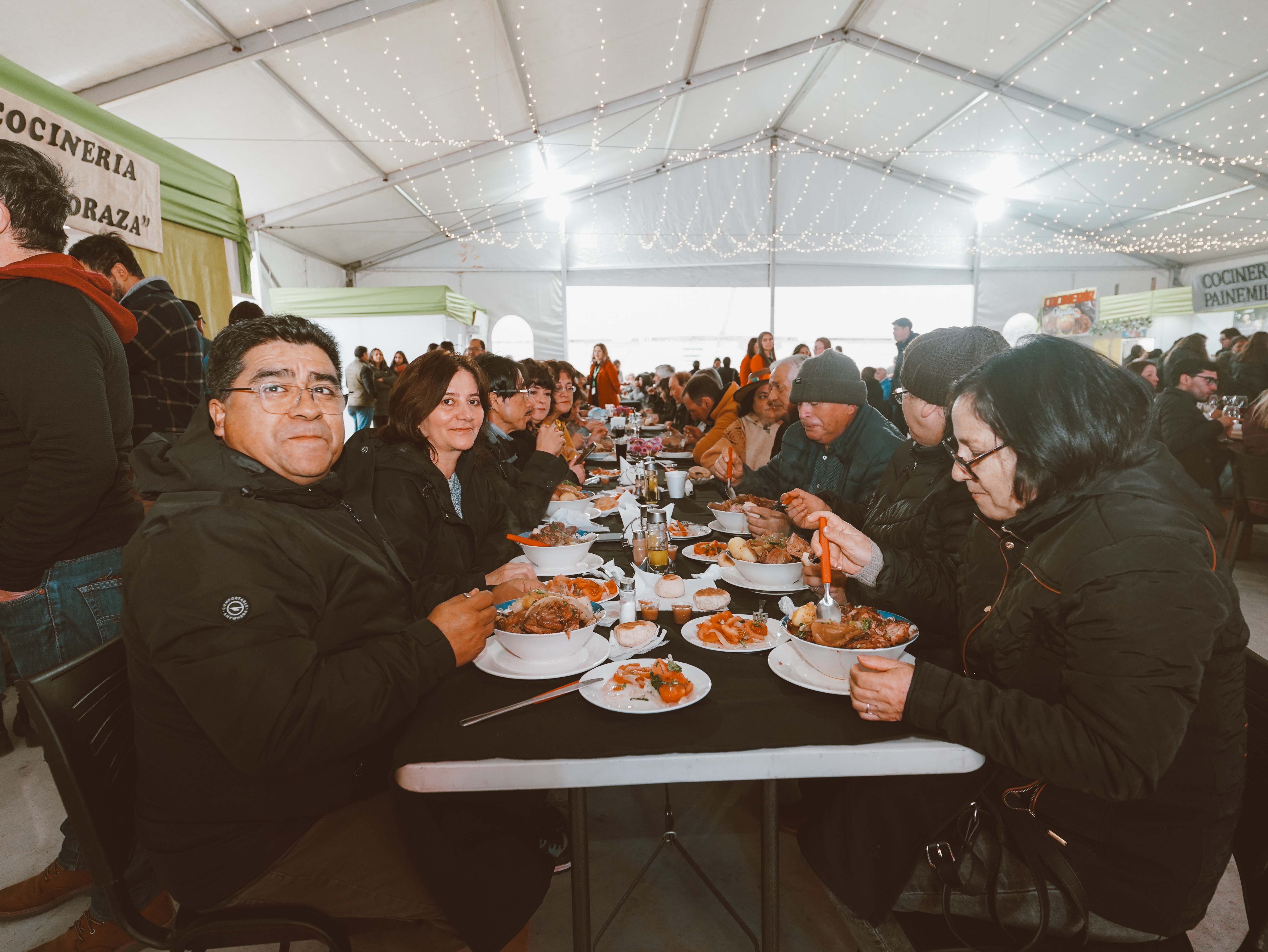 El evento contará con cocinerías, foodtrucks, artesanos, expositores locales y juegos infantiles, además de una destacada parrilla artística. / Municipalidad de Laja