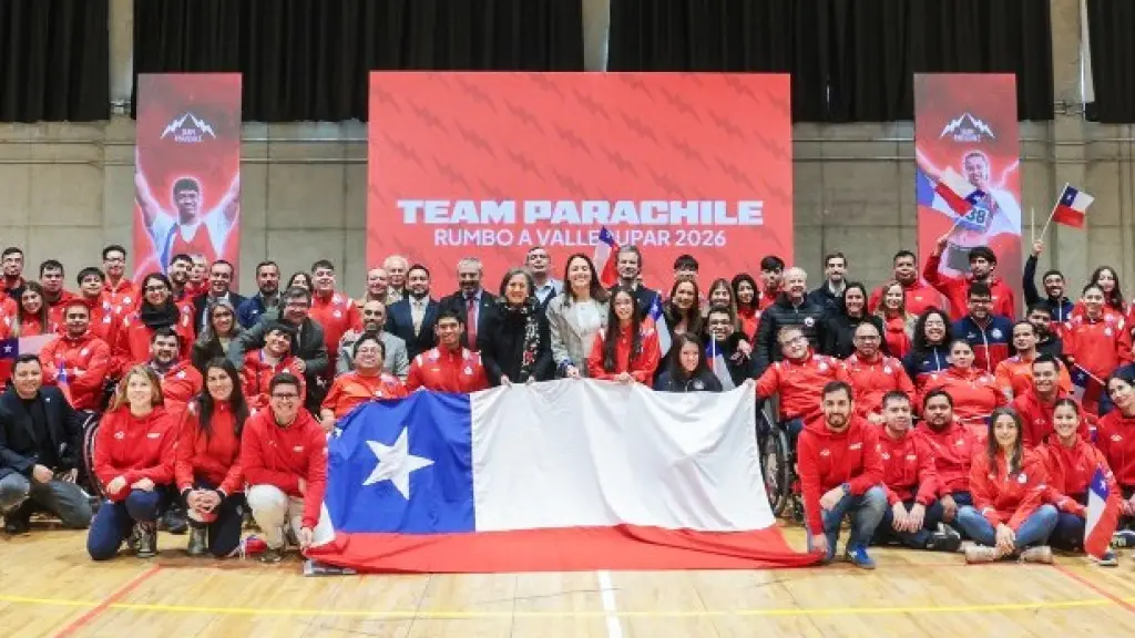 El team ParaChile junto a los abanderados María Jesús Lara y Jorge Carinao quienes lideran la delegación chilena que competirá en los Juegos Parasuramericanos Valledupar 2026, La Tribuna