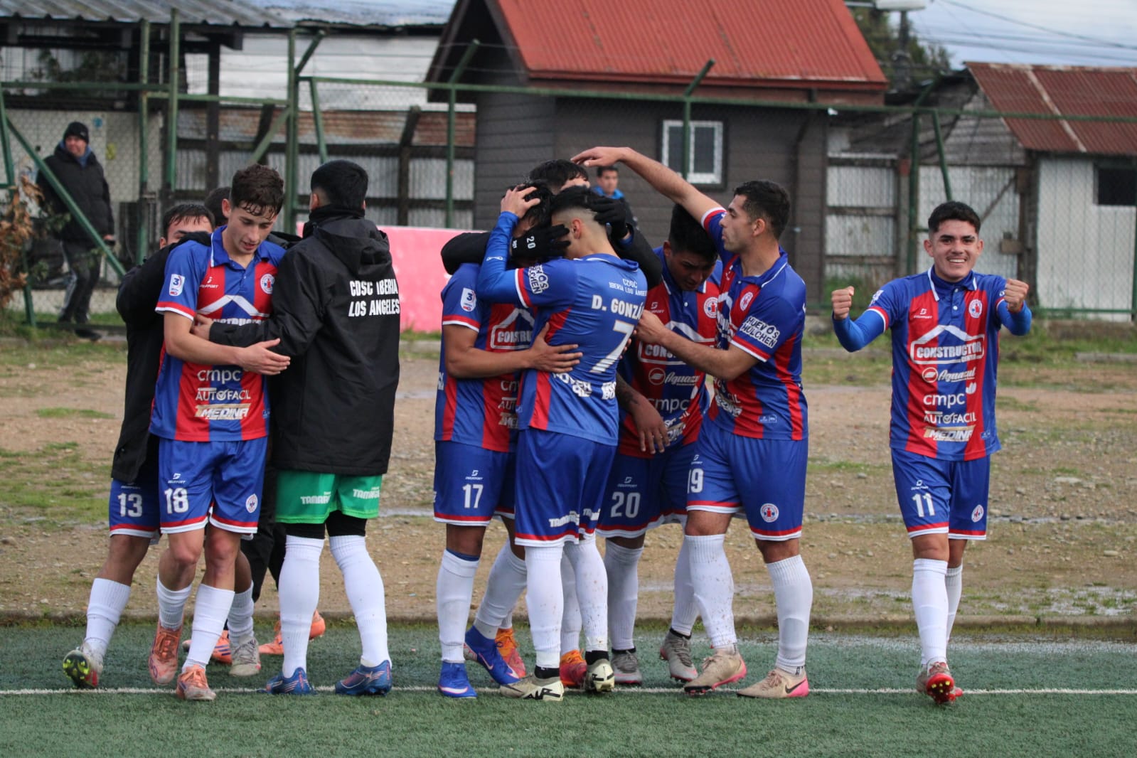 La alegría de sacar la tarea adelante, pese a la adversidad en el desarrollo del partido, se hizo notar entre los propios jugadores angelinos al finalizar el encuentro / La Tribuna