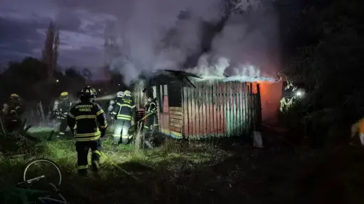 Incendio de camioneta y mediagua movilizaron a Bomberos en Yumbel