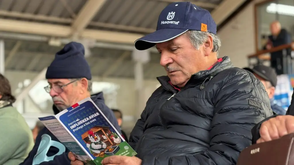 Más de 60 criadores de aves participan en charla sobre prevención de influenza aviar en Santa Bárbara, Municipal