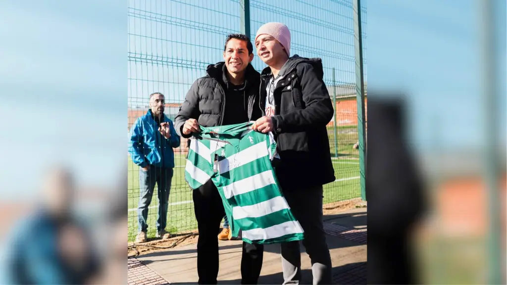 Matías Fernández encabezó una actividad en la cancha Coinac que congregó a numerosos seguidores del fútbol., tilkichile