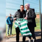 Matías Fernández encabezó una actividad en la cancha Coinac que congregó a numerosos seguidores del fútbol., tilkichile