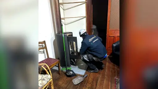 Antuco inicia programa gratuito de limpieza de cañones de estufas para adultos mayores