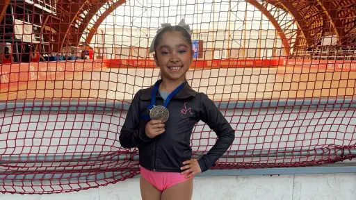 Pequeña angelina logra doble clasificación internacional en patinaje artístico