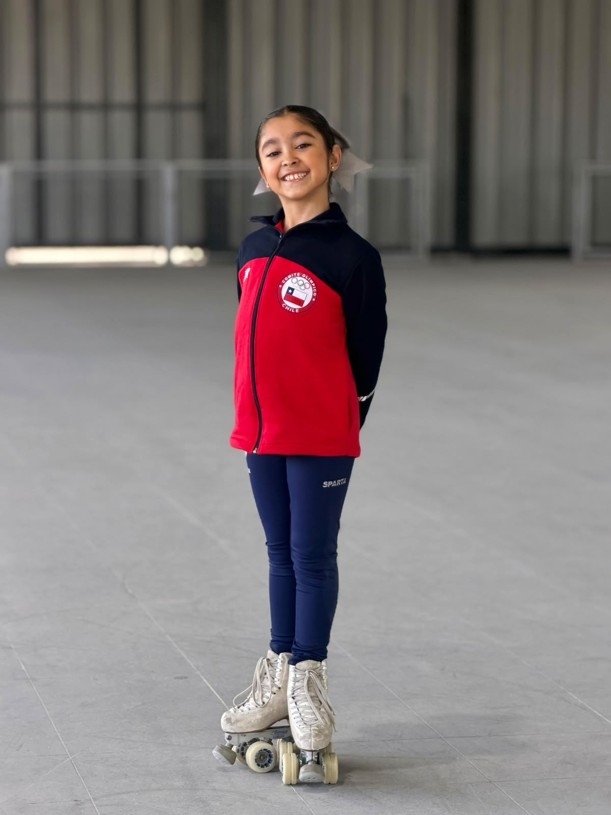 Aurora Burgos, posa muy orgullosa y feliz el uniforme del Team Chile el que defenderá tanto en el Campeonato Panamericano de Argentina como en el Sudamericano de Brasil / La Tribuna