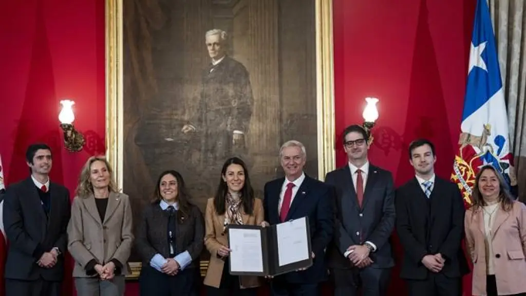 La iniciativa del Gobierno propone reemplazar el actual sistema basado en sorteos por un modelo mixto que incorpora el mérito académico y nuevos criterios de selección, manteniendo una plataforma centralizada administrada por el Ministerio de Educación., Gobierno de Chile