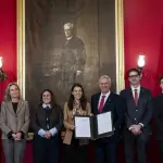La iniciativa del Gobierno propone reemplazar el actual sistema basado en sorteos por un modelo mixto que incorpora el mérito académico y nuevos criterios de selección, manteniendo una plataforma centralizada administrada por el Ministerio de Educación., Gobierno de Chile