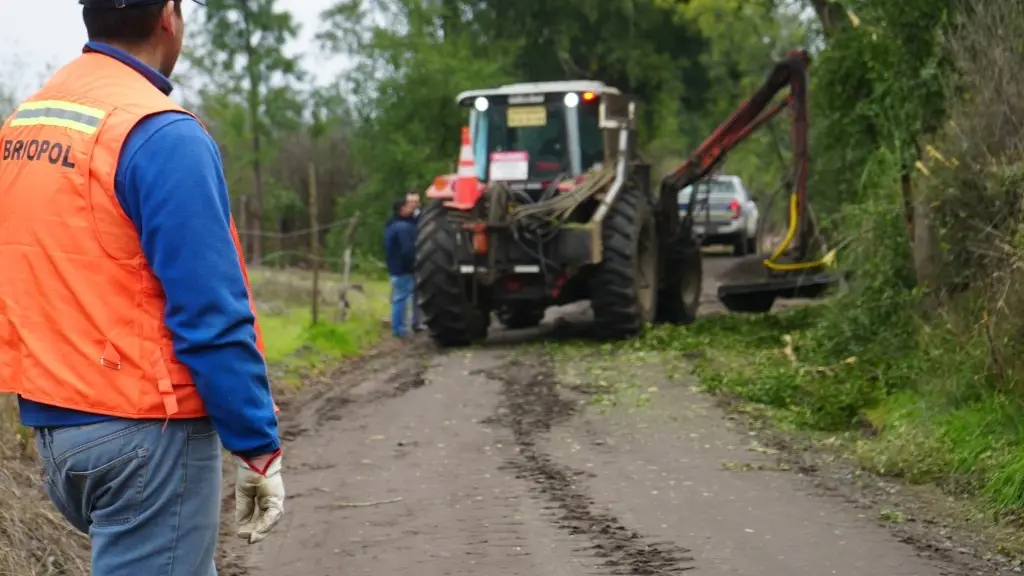 Los trabajos consideran el perfilado y mejoramiento de caminos, además de la limpieza de fajas y despeje de vegetación en las vías, acciones que contribuyen a una circulación más segura tanto para vehículos como para peatones.