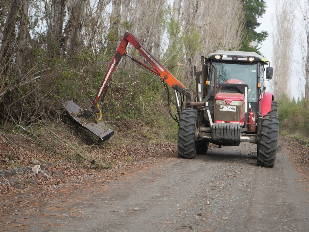 Los trabajos consideran el perfilado y mejoramiento de caminos, además de la limpieza de fajas y despeje de vegetación en las vías. / Municipalidad de Laja