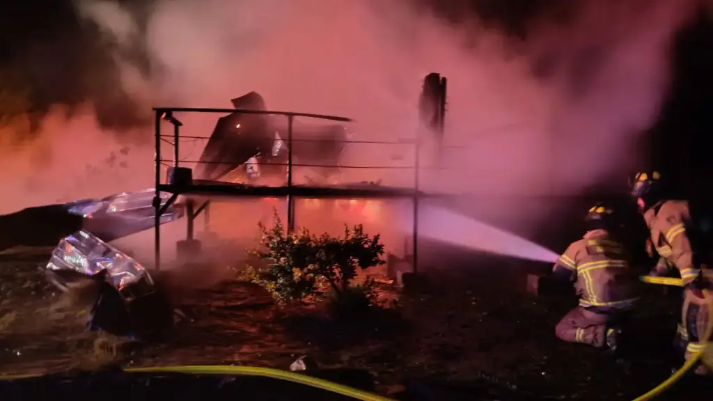 Incendio destruyó por completo una cabaña en Antuco y dejó a una persona lesionada, Bomberos de Antuco