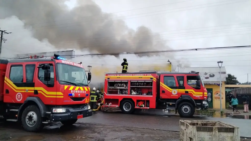 El inmueble registró dos emergencias en menos de 24 horas (la imagen corresponde al incendio ocurrido durante la tarde del sábado)., Segunda Compañia Bomberos Cabrero (Facebook)