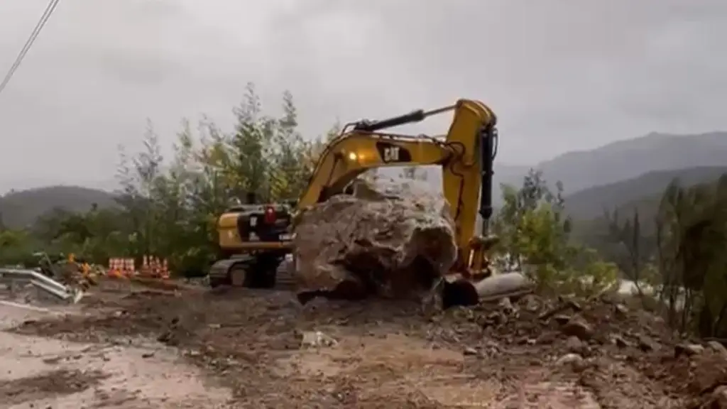 Trabajos de despeje de ruta en Alto Biobío, Cedida