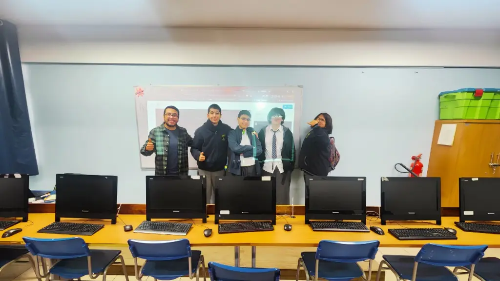 A través de Codeando Futuro, Daniel Aracena guía a estudiantes de Los Ángeles en el desarrollo del pensamiento lógico. La iniciativa invita a los escolares a crear soluciones tecnológicas para las necesidades reales de su propio entorno. , La Tribuna