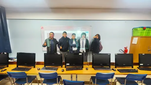 Codeando Futuro: La academia que enseña programación y robótica a jóvenes de Los Ángeles