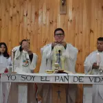 El obispo Cristián Castro oficia la solemne misa en la capilla de Canteras por los 100 años de la coronación de la Virgen del Carmen. La comunidad se reunió bajo la lluvia para venerar la histórica imagen ligada a Bernardo O'Higgins, en el marco de los 173 años de Quilleco., La Tribuna