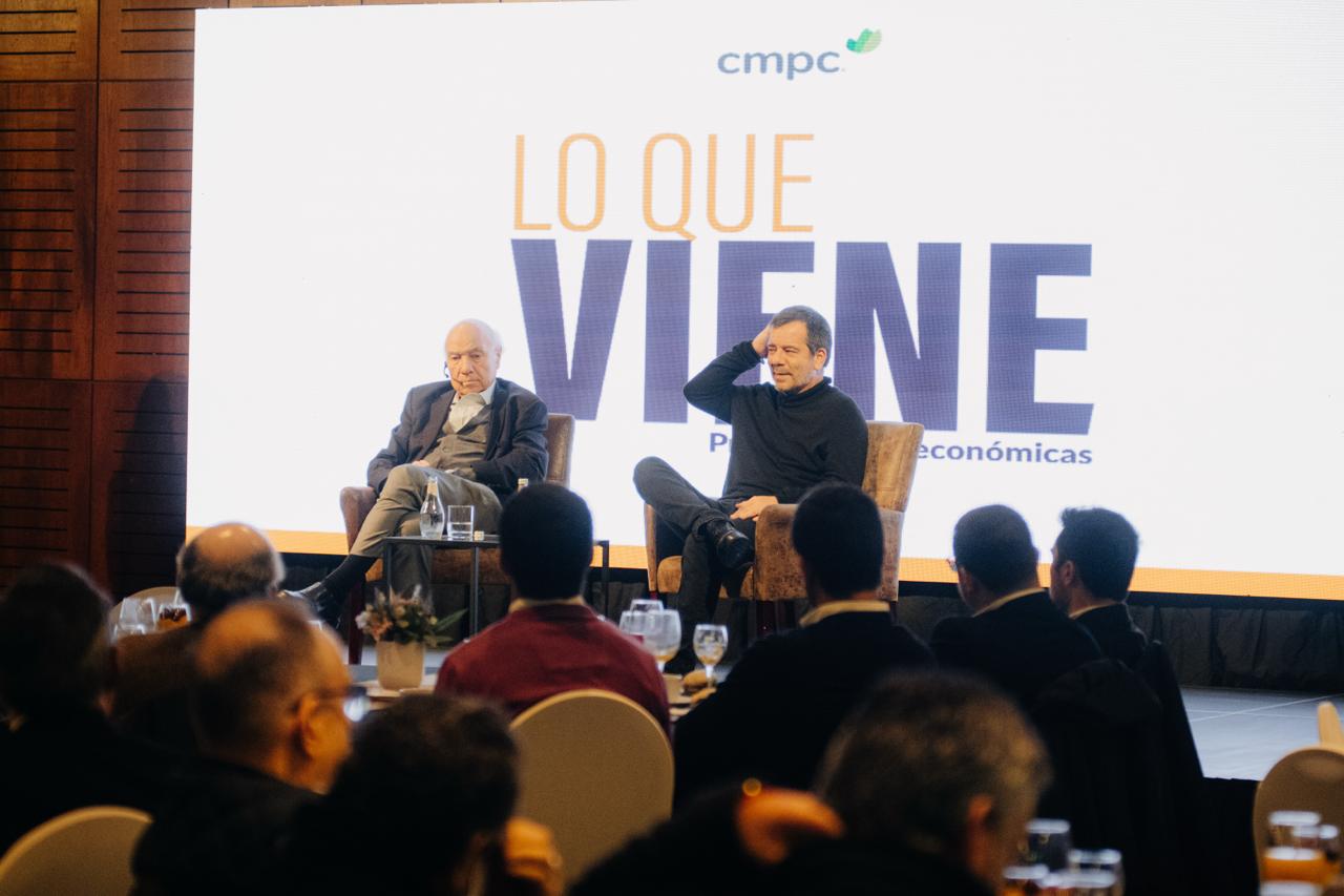 Este tipo de espacios busca reflexionar sobre los desafíos estructurales de Chile, al mismo tiempo que releva el rol de Biobío como un polo productivo crucial, donde la industria forestal representa entre un 15% y un 18% del PIB de la región. / La Tribuna