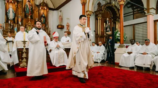 Sebastián Vega recibió la ordenación sacerdotal en Los Ángeles