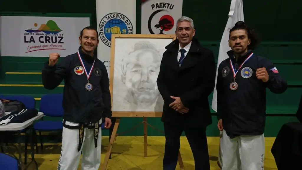 Orgullo angelino. Carlos Pavez López y Matías Cid Córdova exhiben las medallas obtenidas en el Campeonato Nacional de Taekwon-Do, La Tribuna