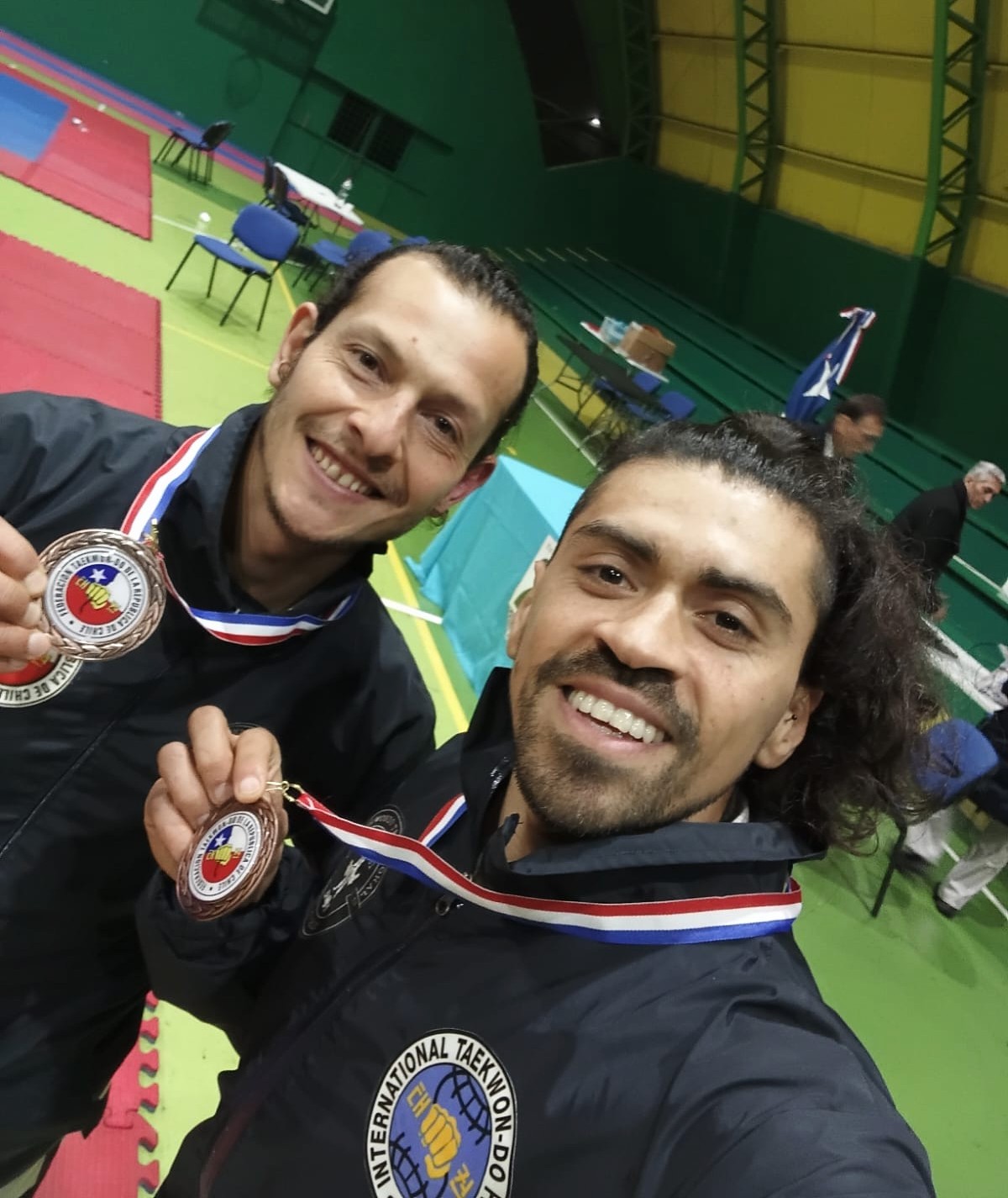 Matías Cid Córdova y Carlos Pavez López exhiben las medallas obtenidas en el Campeonato Nacional de Taekwon-Do / La Tribuna
