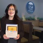 La exclusiva \'hamburguesa de pollona\', el producto estrella y patentado de Fuente Angelina, que logró convertir el tradicional plato angelino en un símbolo de la reinvención gastronómica de la ciudad., La Tribuna