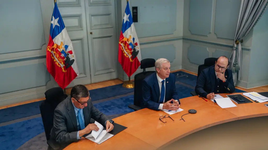 El Ejecutivo informó el despliegue de más de 2.000 funcionarios, 1.300 máquinas y una inversión cercana a US millones para ejecutar obras preventivas y enfrentar posibles emergencias por lluvias, viento y nevadas., Gobierno de Chile