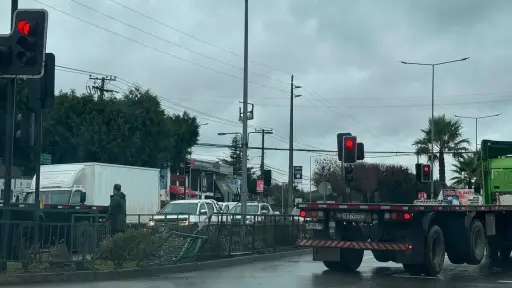 Camión impacta rejas en avenida Sor Vicenta con Manuel Rioseco esta mañana