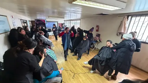 Más de 90 locatarios y trabajadores de la Vega Techada participaron en operativo gratuito de bienestar y belleza