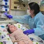 Agustina recibió este martes la terapia génica destinada a tratar la Atrofia Muscular Espinal que le fue diagnosticada en abril (fotografía autorizada)., Complejo Asistencial Dr. Víctor Ríos Ruiz