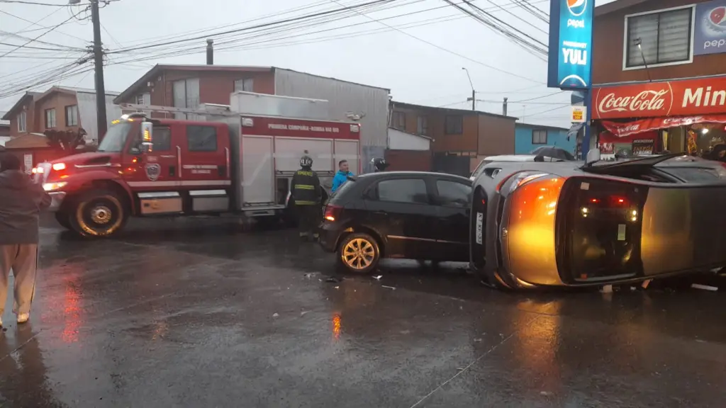 Colisión dejó dos personas lesionadas y un vehículo volcado en el sector sur de Los Ángeles, Radar Bio Bio