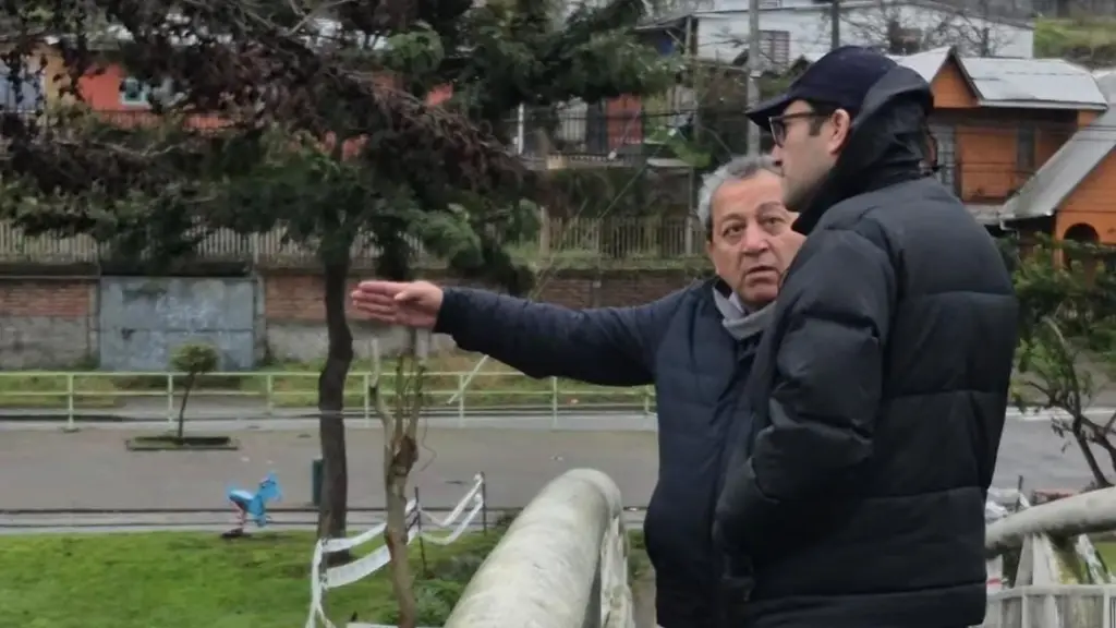 El alcalde de Laja, Vladimir Fica Toledo, junto a equipos municipales, durante el recorrido inspectivo por los sectores históricamente sensibles de la comuna para evaluar medidas preventivas ante las intensas precipitaciones del sistema frontal., Municipalidad de Laja