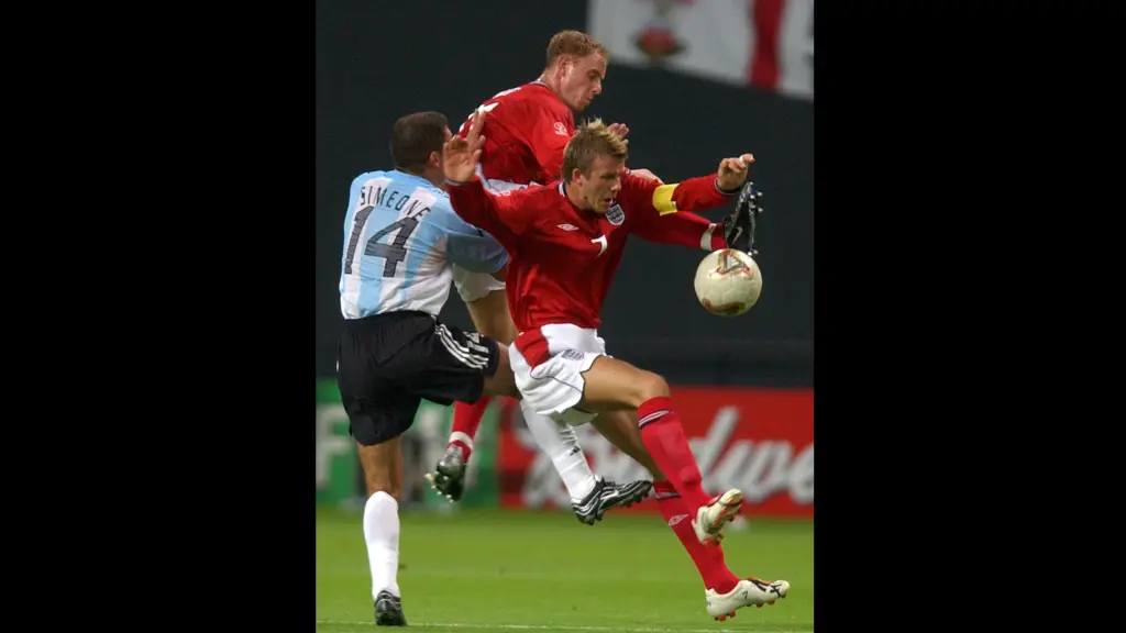 Diego Simeone que disputa el balón con los ingleses Nicky Butt (c) y David Beckham, durante el partido en el Sapporo Dome, en el grupo F del Mundial de Corea-Japón 2002, EFE