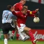 Diego Simeone que disputa el balón con los ingleses Nicky Butt (c) y David Beckham, durante el partido en el Sapporo Dome, en el grupo F del Mundial de Corea-Japón 2002, EFE