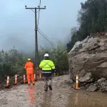 Una roca de gran tamaño afecta el sector de la Cuesta de la Culebra, donde continúan los trabajos de despeje., Municipalidad de Alto Biobío Comunicaciones Interculturales