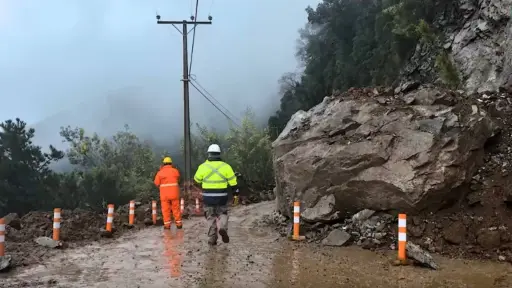 Continúan trabajos de despeje en Cuesta de la Culebra por roca de gran tamaño en Alto Biobío