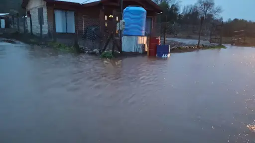 Temporal moviliza a equipos municipales en Quilleco con trabajos en caminos y monitoreo del río Duqueco